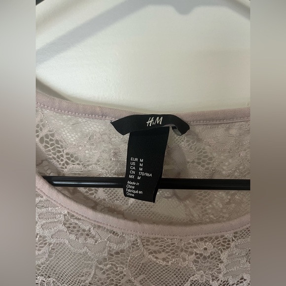 H&M - M Tee with Lace - Picture 2 of 4